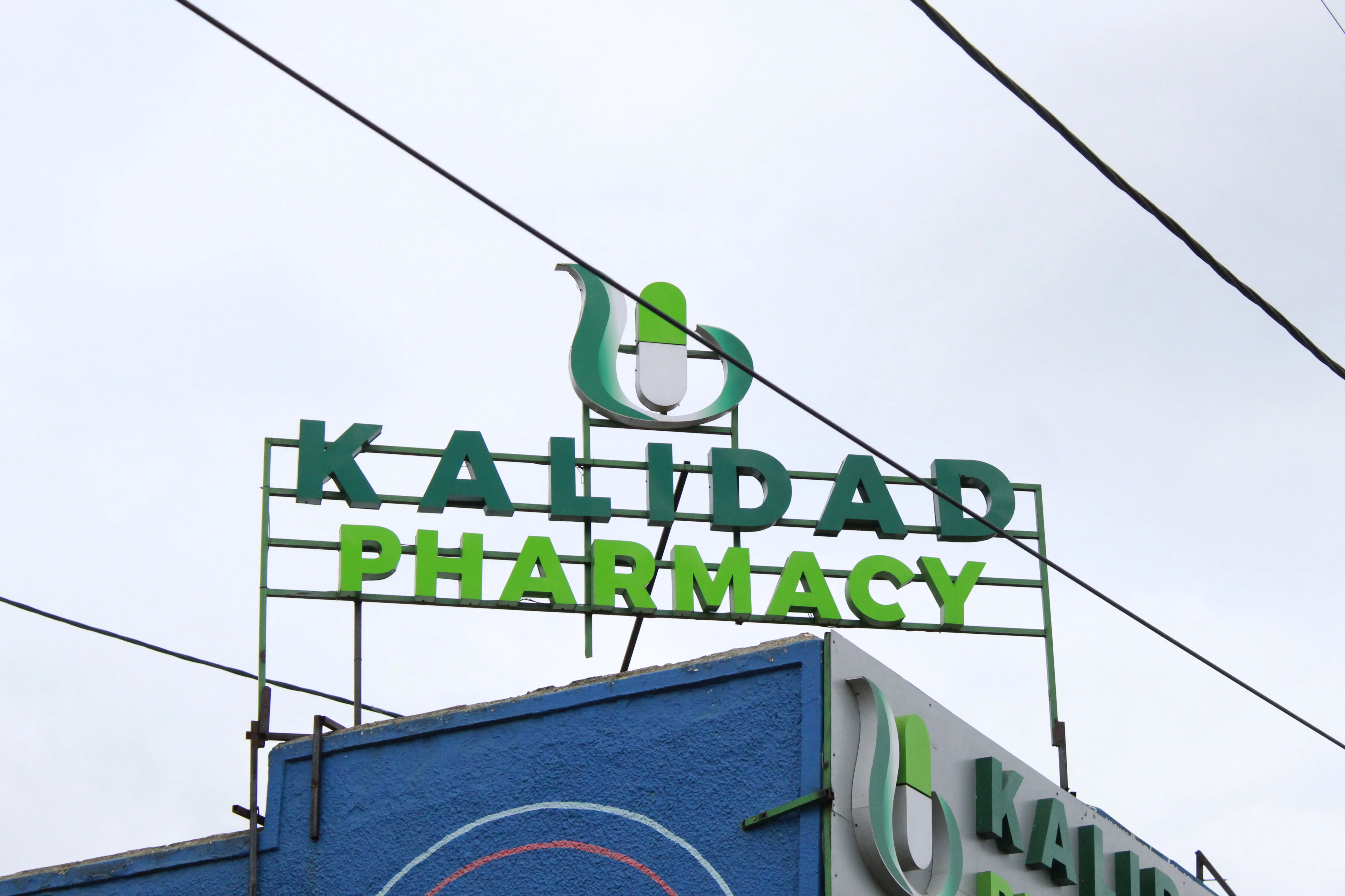 Kalidad Pharmacy neon sign
